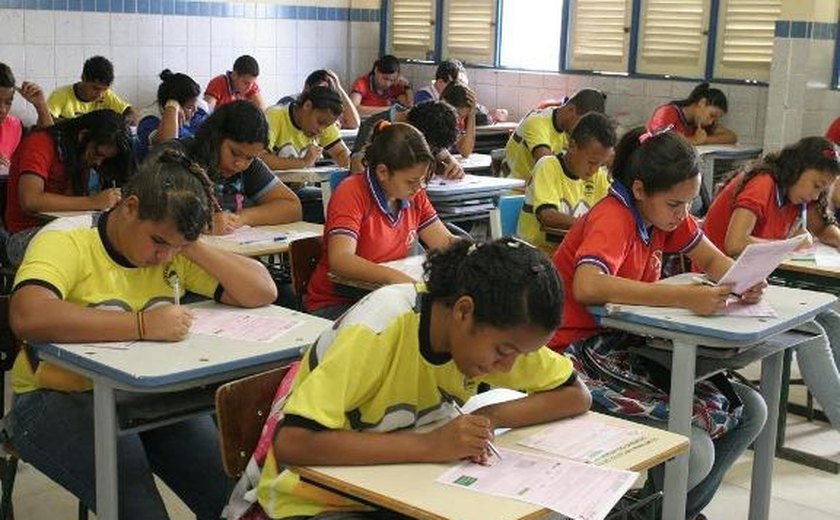 Professores discutem correção de fluxo para alunos em atraso escolar