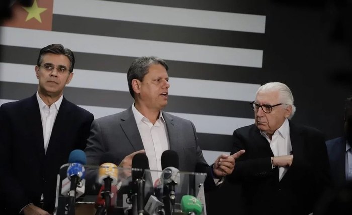 Tarcísio de Freitas diz que reajuste salarial da cúpula do governo é necessário