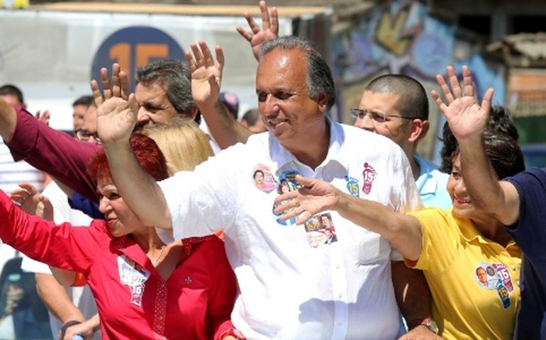 Pezão cobra R$1,6 bi à Petrobras e ameaça cortar benefícios fiscais da empresa