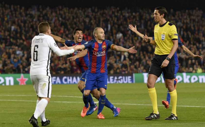 Uefa pode afastar árbitro de Barcelona x PSG, diz jornal espanhol