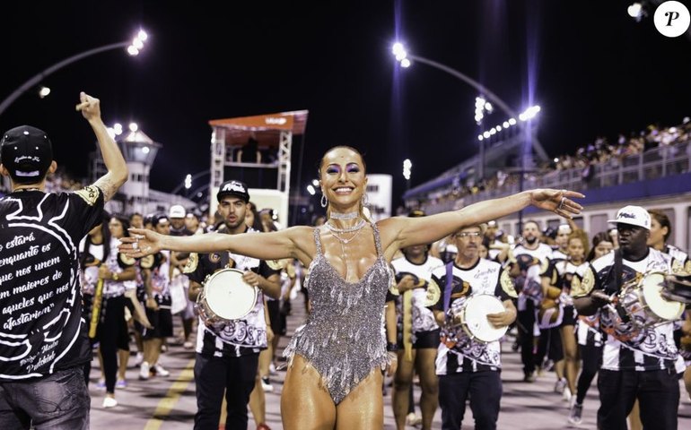 Sabrina Sato virá sozinha à frente da bateria da escola Gaviões da Fiel