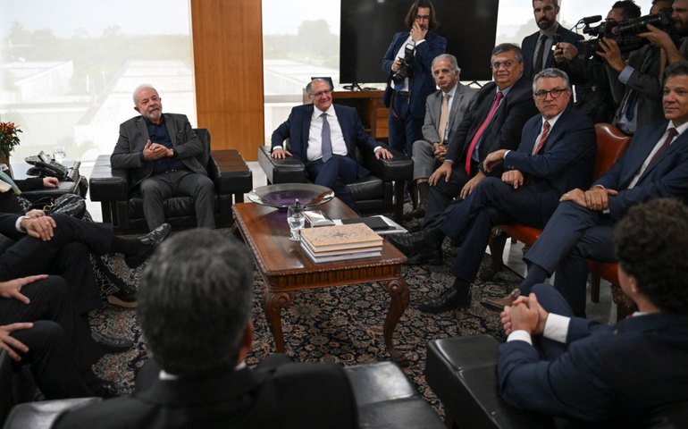 Ministros e presidentes do Congresso participam de reunião com Lula com STF