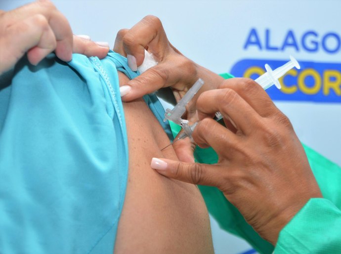 Alagoas recebe mais de 40 mil doses da vacina contra a covid-19