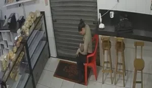 Em meio a uma ocorrência de violência doméstica e tentativa de feminicídio, agente da SMTT acolheu e amamentou um bebê de três meses no Sertão de Alagoas - Foto: Reprodução