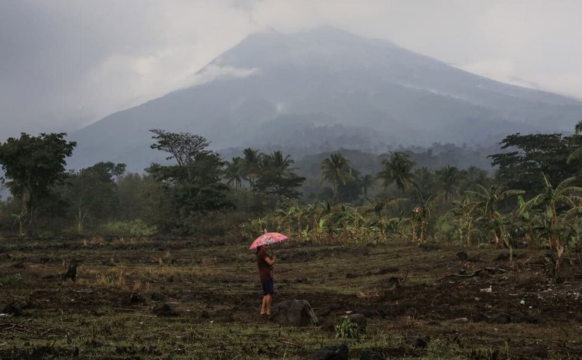 Vulcão entra em erupção nas Filipinas e 700 pessoas deixam suas casas