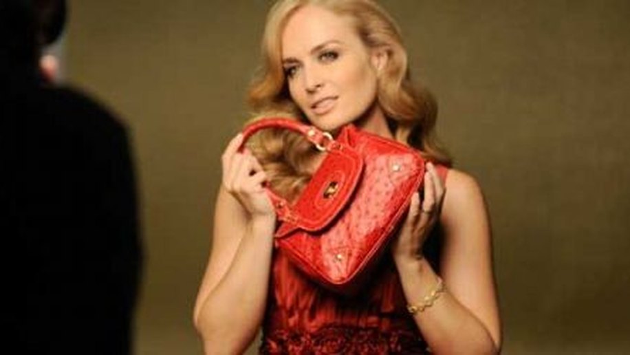 Angélica estrela campanha de grife de bolsas