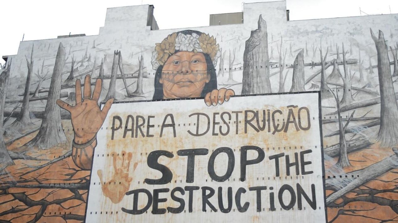Artista critica modelo ‘colonial’ dos EUA em mural gigante em São Paulo (VÍDEO)