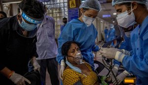 Medicos atendendo uma mulher durante pandemia de Covid. Fonte: OMS