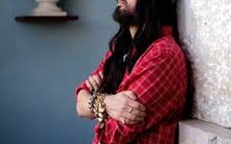Alessandro Michele estreia como diretor criativo da Valentino