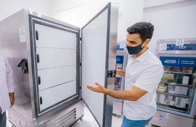 Prefeito JHC entrega ultracongeladores para Central de Frio de Maceió 