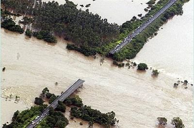 Chuva eleva nível do Rio Jacuí, no RS, e ponte na rodovia RS-287 cai