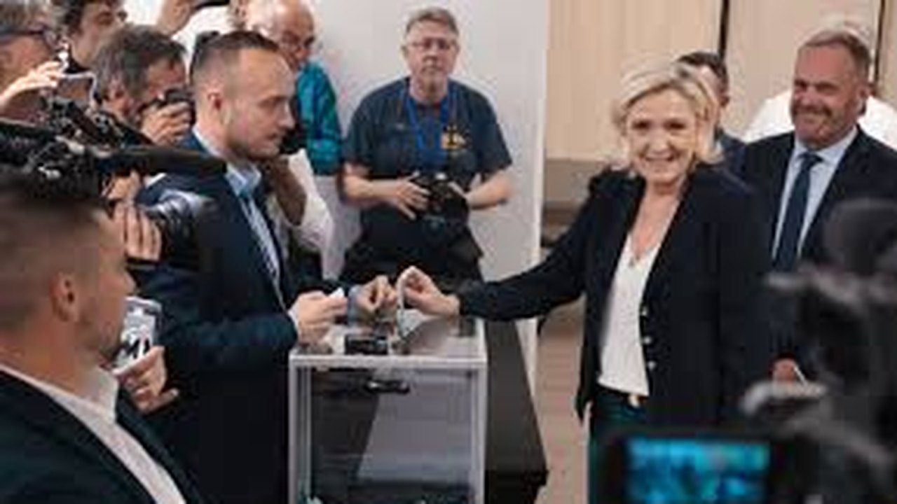 Eleições na França: desistência de mais de 200 candidatos impulsiona disputas diretas com a extrema direita no 2º turno