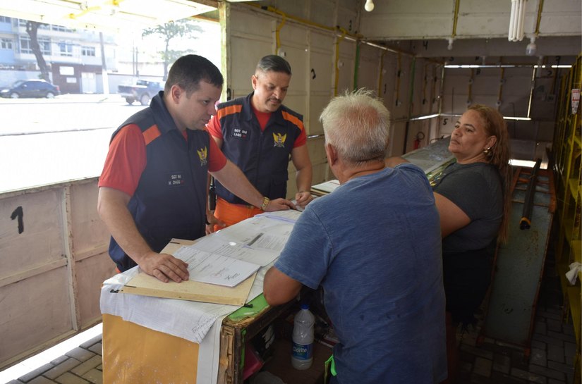 Bombeiros iniciam vistorias em barracas de fogos de artifício para garantir segurança nas vendas