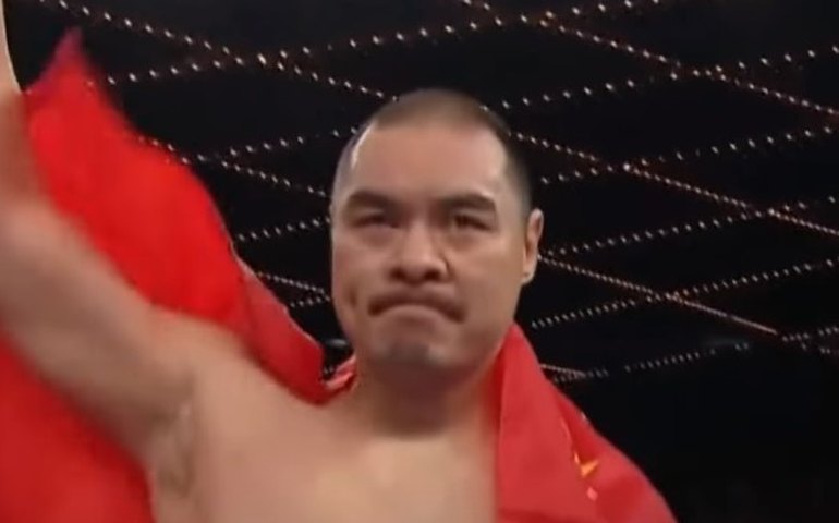 'Toupeira chinesa' teve câncer, voltou ao boxe aos 41 anos e sonha em ser o rei dos pesos pesados após super nocaute; vídeo