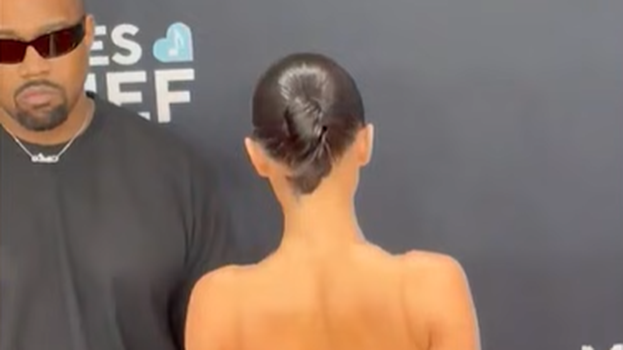 Especialista em leitura labial decifra 'comandos' de Kanye West a Bianca Censori no Grammy