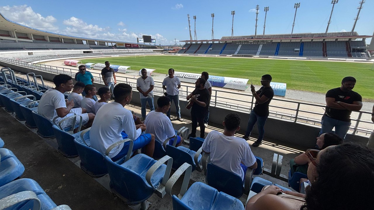 Socioeducandos visitam Estádio Rei Pelé em atividade guiada pela Selaj e Seprev