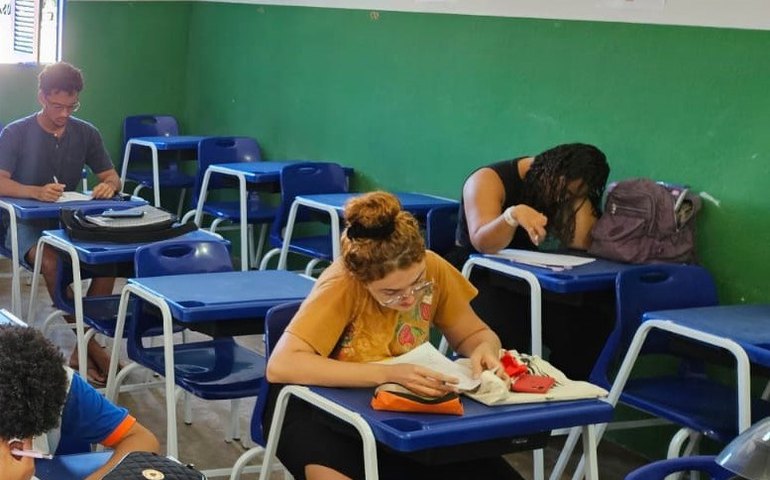 Curso de inglês ajuda massoterapeuta que atua na orla de Maceió a se comunicar com o público
