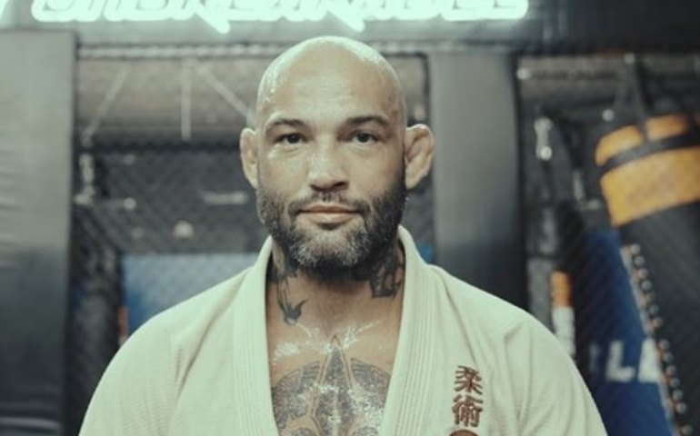 Ex-namorado brasileiro de Demi Lovato, lutador Guilherme Bomba hoje é pai e namora modelo hit em ensaios sensuais