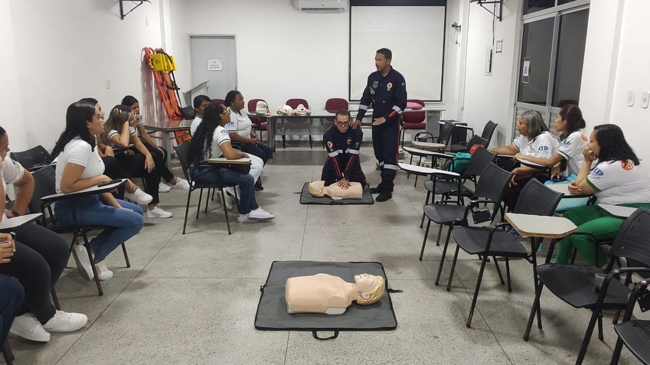Samu recebe visita técnica de alunos do curso de Técnico de Enfermagem de Joaquim Gomes