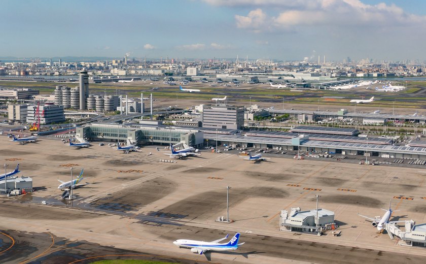 No Japão, avião com mais de 380 a bordo pega fogo em aeroporto após bater em outra aeronave