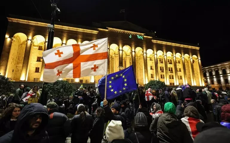 Mais de 200 são detidos na Geórgia em protestos contra a suspensão de negociações com a UE