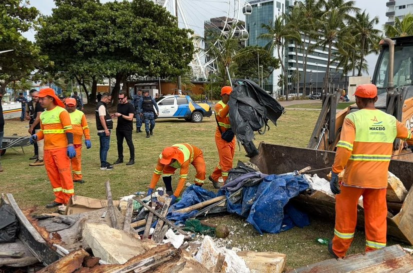 Segurança Cidadã realiza operação de demolição e limpeza na Orla da Pajuçara