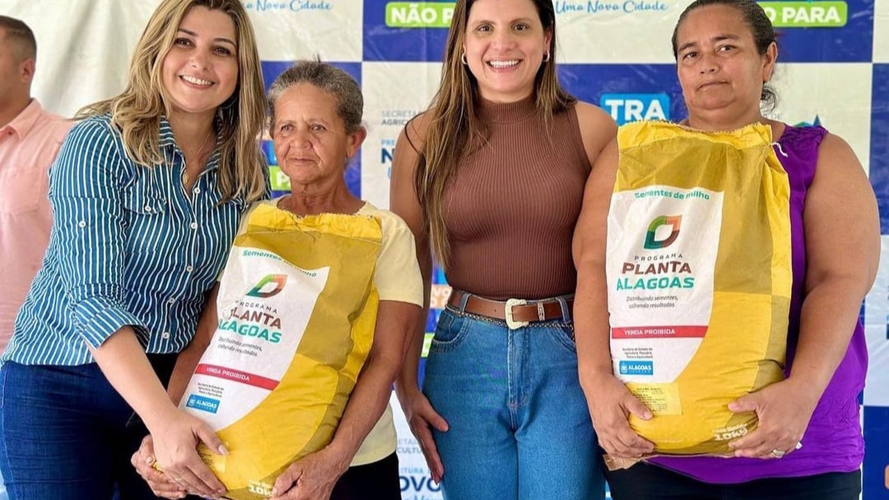 Prefeita Marcela Gomes entrega de sementes de milho e feijão aos agricultores de Novo Lino