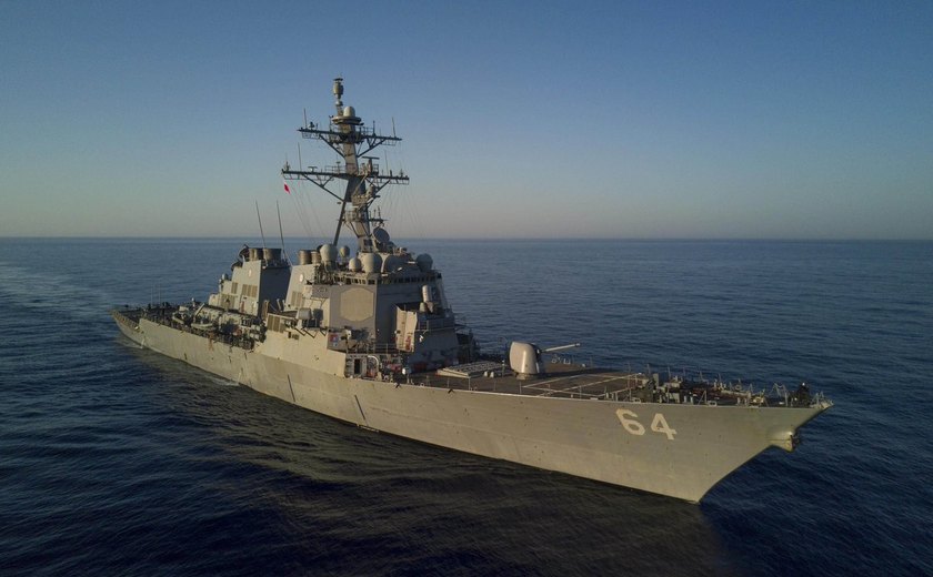 USS Carney: conheça o destróier caça-piratas que atacou centro de radares houthi com míssil Tomahawk
