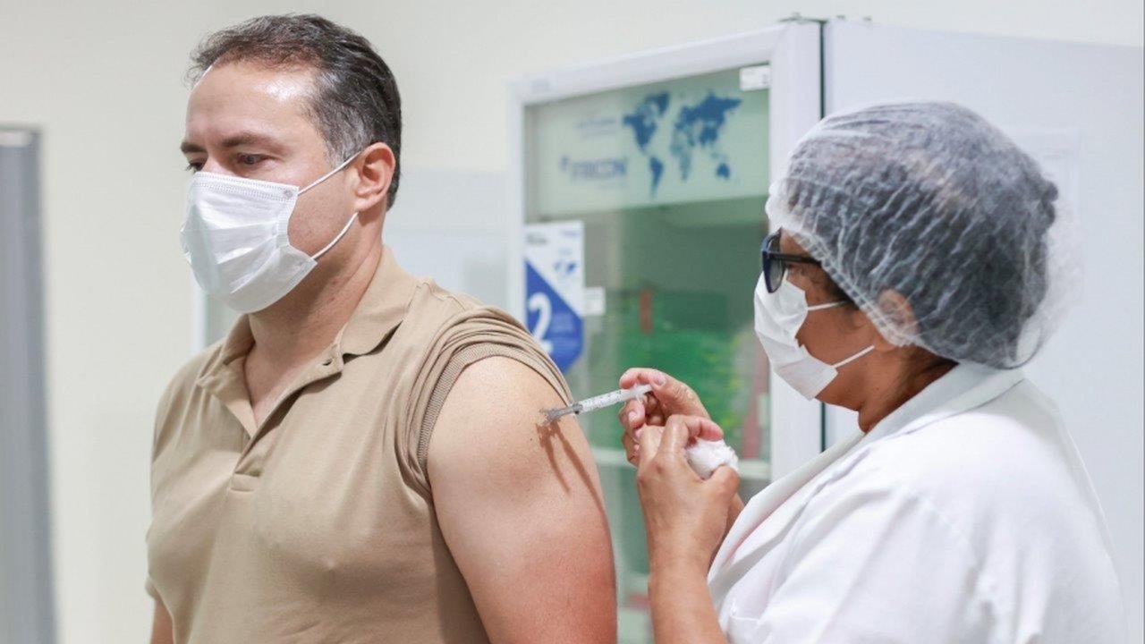 Governador toma vacina e defende a imunização como forma mais eficaz de vencer a pandemia