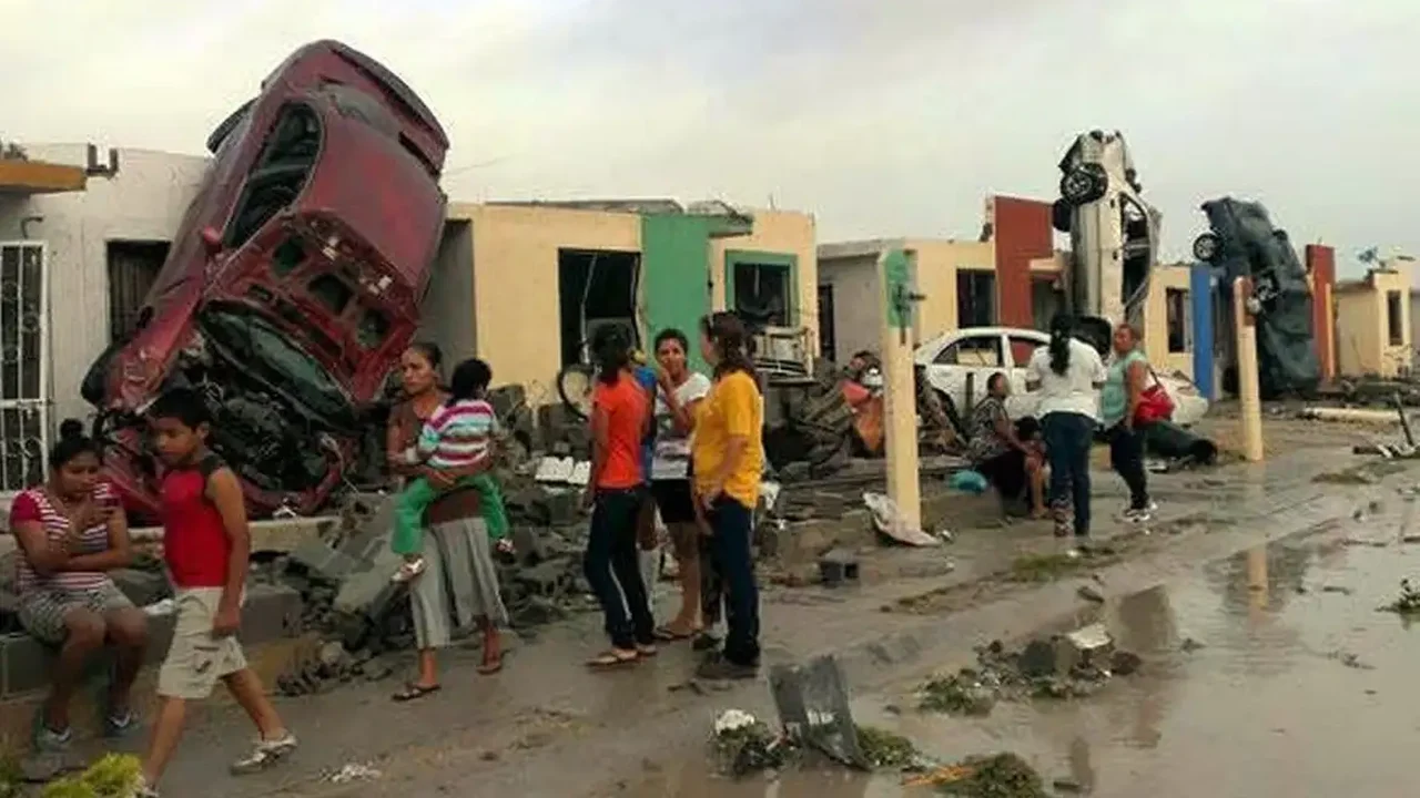Veja consequências do mau tempo no México: telhado de instalação esportiva colapsa