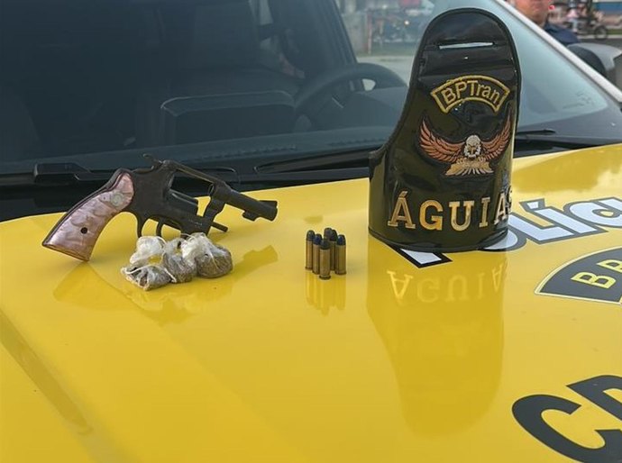 PM prende jovem por tráfico de drogas e porte ilegal de arma de fogo em Maceió