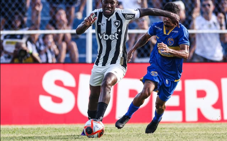 Botafogo fica com 2 a mais no fim do jogo, mas perde do Sampaio Corrêa no Carioca
