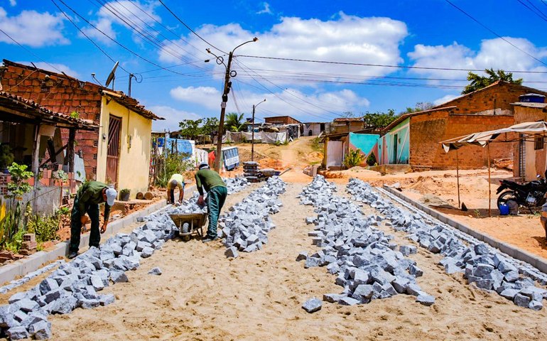 Ruas de Mangabeiras já começam a receber pavimentação em Arapiraca