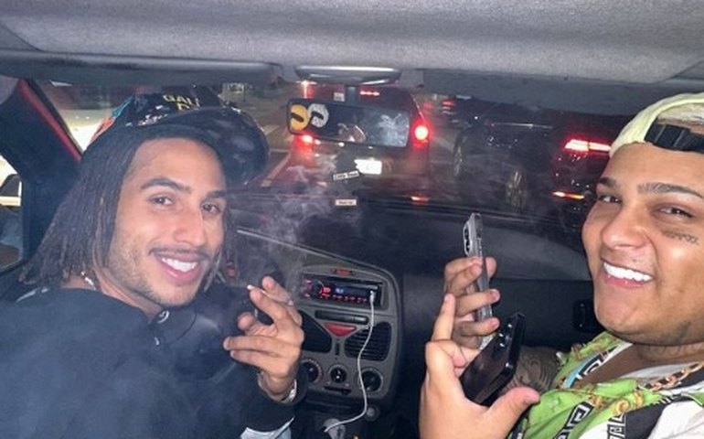 MC Ryan SP se distrai e bate carro em passeio com Matuê e amigos; veja vídeo