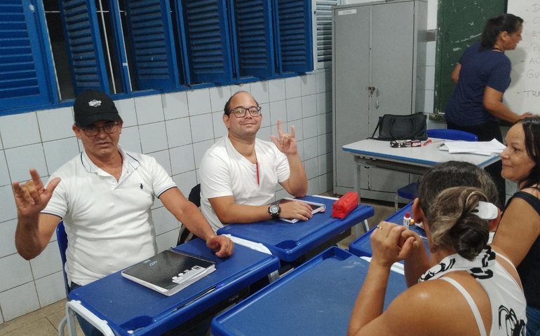 Interação social contribui para aprendizagem de alunos surdos