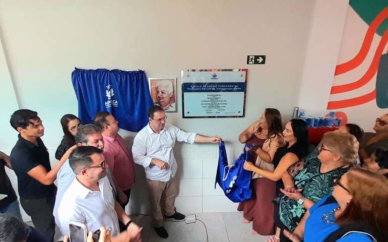 Luciano inaugura maior escola de tempo integral de Alagoas e autoriza construção de mais 20 creches em Arapiraca