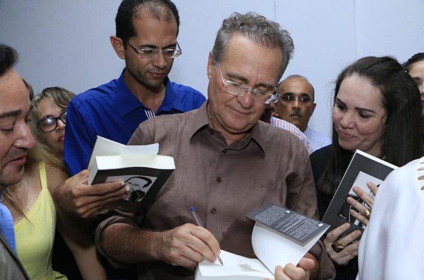 Renan reúne autoridades ao lançar o livro Democracia Digital em Maceió