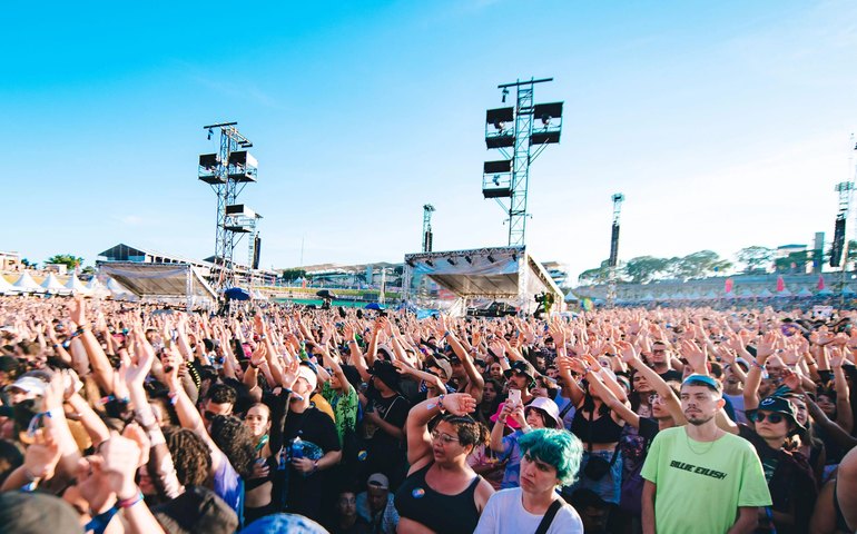 Lollapalooza 2023: Liu monta festa pop para animar público do festival