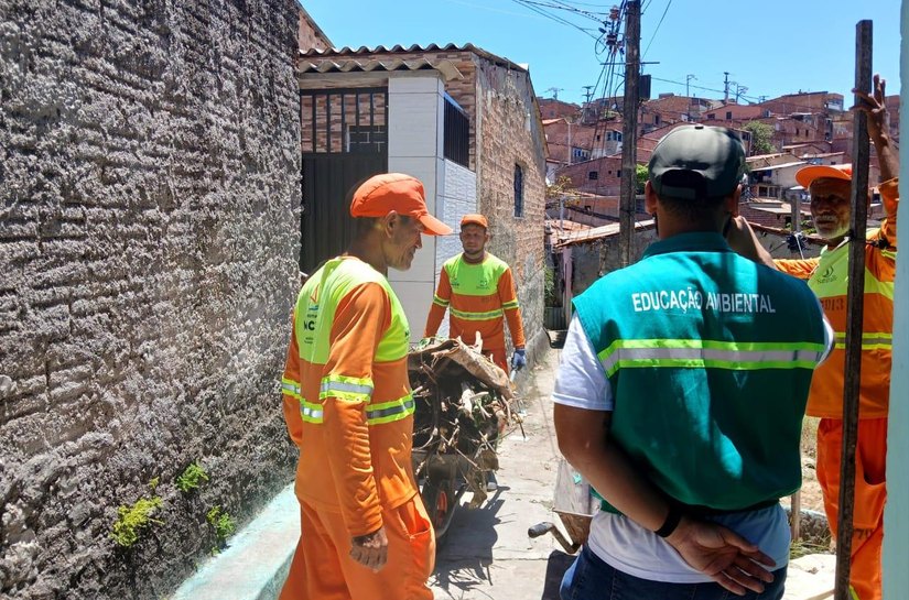 Alurb intensifica orientações sobre descarte em córrego da Vila do Ary