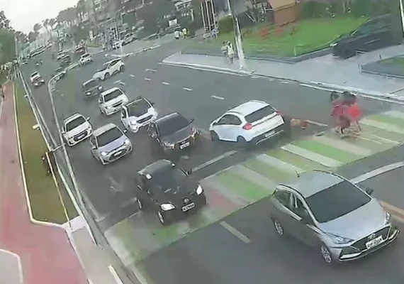 Mulheres são atropeladas na faixa de pedestres e motorista foge sem prestar socorro