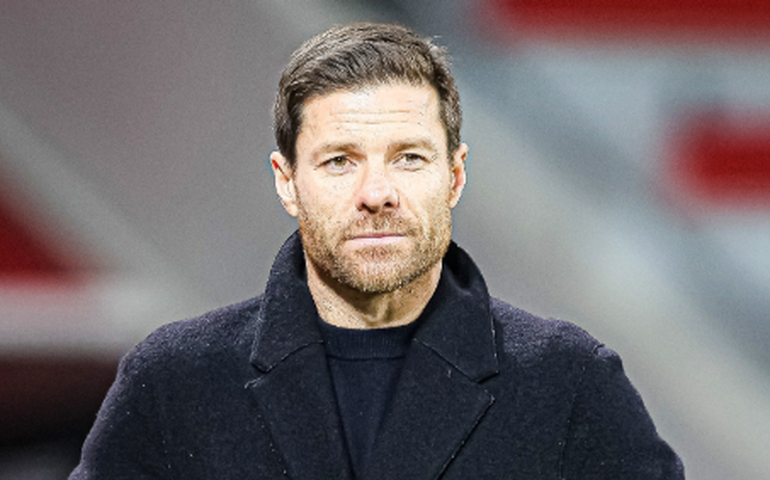 Xabi Alonso 'blinda' Vini Jr. contra provocação de olho no jogo do Real com Atlético de Madrid