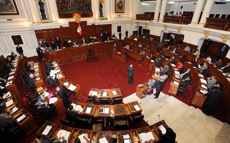 Peru aprova lei que prescreve crimes contra a Humanidade anteriores a 2002; medida beneficia ex-presidente Fujimori