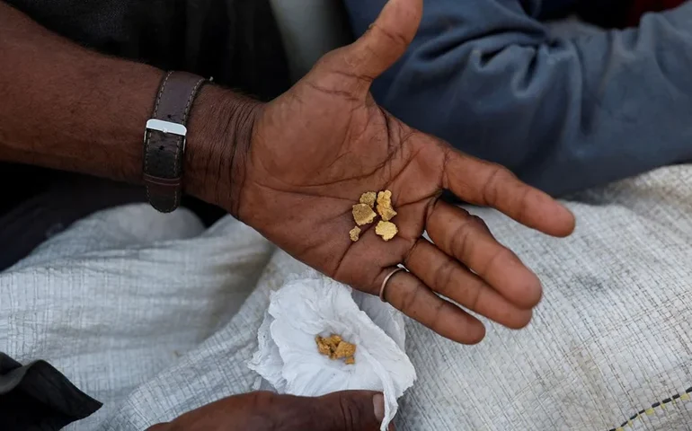 Ouro fecha em alta com expectativa de corte de juros pelo Fed; prata dispara 6%