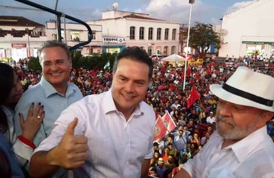 Renan e Renan Filho são anfitriões de Lula na chegada a Penedo