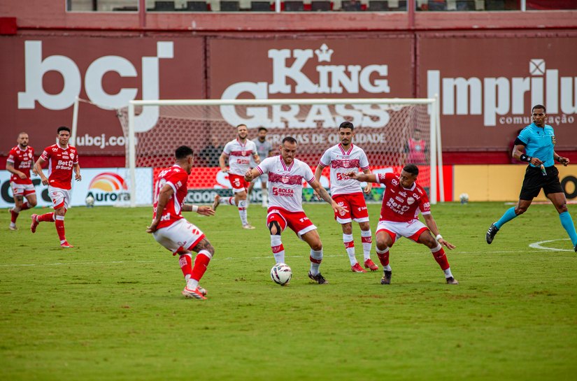 Com um a menos, CRB empata em 2 a 2 com o Vila Nova na estreia da Série B