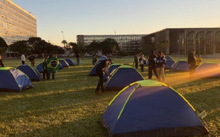 Depois de ter acampamento desmontado, ‘300 do Brasil’ invade cúpula do Congresso