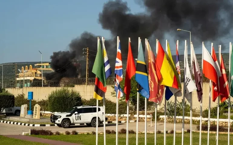 Ataque das IDF no Líbano mata 8; Míssil do Hezbollah cai em base italiana