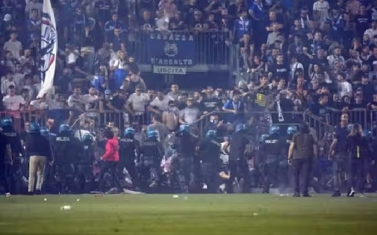 Torcida de time italiano invade campo e queima carro de jogador após rebaixamento