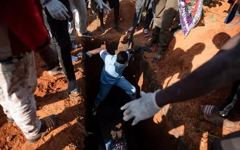 Epidemia de Ebola na África não atingiu pico, diz Cruz Vermelha