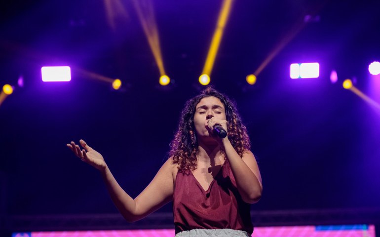 Misa Acústico recebe show da cantora alagoana Bárbara Castelões